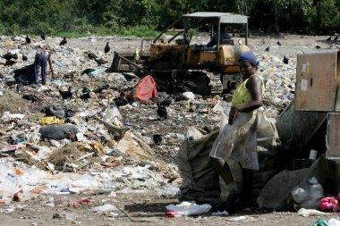 Eunapolis, Bahia / Brezilya - 29 Mart 2011: Eunapolis şehrindeki geri dönüşüm malzemelerini toplamak için çöpleri karıştıran insanlar görülüyor.