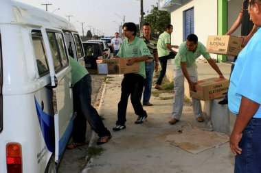 Eunapolis, Bahia / Brezilya - 5 Ekim 2008: Eunapolis şehrinde seçimler için Brezilya elektronik oy sandığı taşıyan Bölgesel Seçim Mahkemesi çalışanı