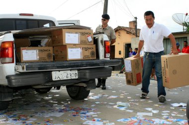 Eunapolis, Bahia / Brezilya - 5 Ekim 2008: Eunapolis şehrinde seçimler için Brezilya elektronik oy sandığı taşıyan Bölgesel Seçim Mahkemesi çalışanı