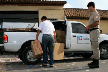 Eunapolis, Bahia / Brezilya - 5 Ekim 2008: Eunapolis şehrinde seçimler için Brezilya elektronik oy sandığı taşıyan Bölgesel Seçim Mahkemesi çalışanı