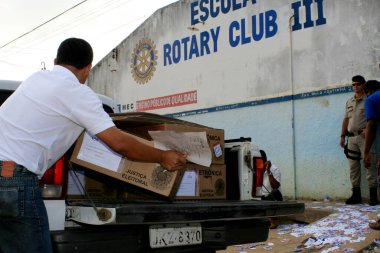 Eunapolis, Bahia / Brezilya - 5 Ekim 2008: Eunapolis şehrinde seçimler için Brezilya elektronik oy sandığı taşıyan Bölgesel Seçim Mahkemesi çalışanı