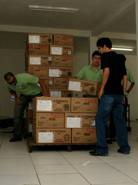 Eunapolis, Bahia / Brezilya - 5 Ekim 2008: Eunapolis şehrinde seçimler için Brezilya elektronik oy sandığı taşıyan Bölgesel Seçim Mahkemesi çalışanı