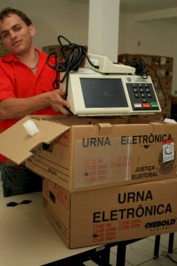 Eunapolis, Bahia / Brezilya - 29 Eylül 2008: Bölgesel Seçim Mahkemesi çalışanı, Eunapolis kentinde yapılacak seçimler için Brezilya 'nın elektronik oy sandığını onardı