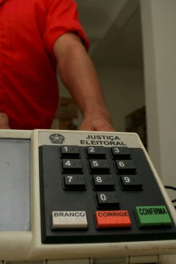 Eunapolis, Bahia / Brezilya - 29 Eylül 2008: Bölgesel Seçim Mahkemesi çalışanı, Eunapolis kentinde yapılacak seçimler için Brezilya 'nın elektronik oy sandığını onardı
