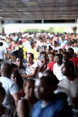 Salvador, Bahia / Brezilya - 30 Ocak 2018: Seçmenler elektronik bir oy sandığı kullanarak seçimler için biyomentral kayıt yapmak üzere Bölge Seçim Mahkemesi 'nde kuyruğa girdiler