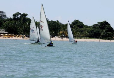 Porto Seguro, Bahia / Brezilya - 22 Nisan 2010: Porto Seguro 'da bir yarış sırasında yelkenli tekneleri görüldü