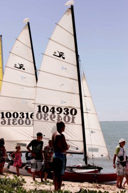 Porto Seguro, Bahia / Brezilya - 22 Nisan 2010: Porto Seguro 'da bir yarış sırasında yelkenli tekneleri görüldü