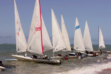 Porto Seguro, Bahia / Brezilya - 22 Nisan 2010: Porto Seguro 'da bir yarış sırasında yelkenli tekneleri görüldü