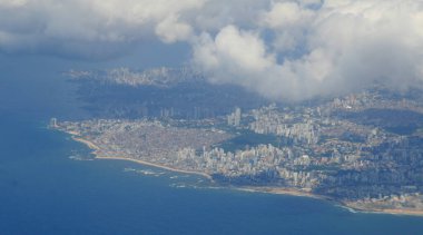 Salvador, Bahia / Brezilya - 26 Aralık 2008: Salvador şehrinde uçuş sırasında uçak penceresinden görüş