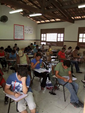 Eunapolis, Bahia / Brezilya - 6 Aralık 2009: Eunapols şehrindeki Ulusal Lise Sınavı 'nda insanlar sınava girerken görülüyor. * * * Yerel altyazı * *