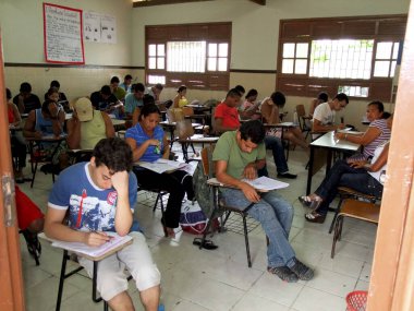 Eunapolis, Bahia / Brezilya - 6 Aralık 2009: Eunapols şehrindeki Ulusal Lise Sınavı 'nda insanlar sınava girerken görülüyor. * * * Yerel altyazı * *