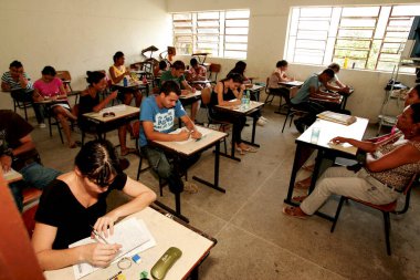 Eunapolis, Bahia / Brezilya - 6 Aralık 2009: Eunapols şehrindeki Ulusal Lise Sınavı 'nda insanlar sınava girerken görülüyor. * * * Yerel altyazı * *