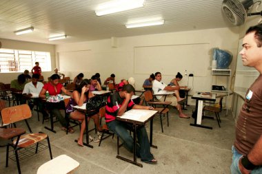 Eunapolis, Bahia / Brezilya - 6 Aralık 2009: Eunapols şehrindeki Ulusal Lise Sınavı 'nda insanlar sınava girerken görülüyor. * * * Yerel altyazı * *
