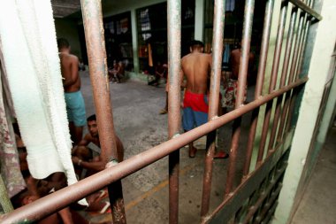 teixeira de freitas, bahia / brrazil - Kasım 24, 2009: Mahkumlar Teixeira de Freitas şehir kompleksindeki hücrelerde görülürler.