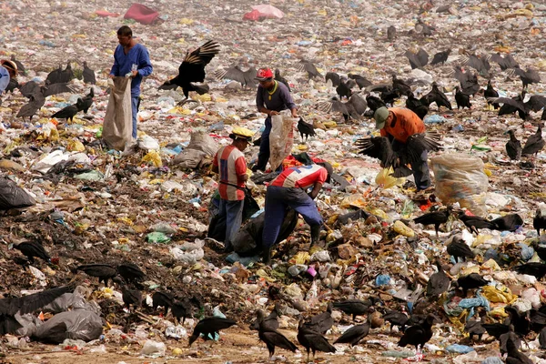Eunápolis Bahia Brasil Setembro 2010 Pessoas São Vistas Virando Lixo — Fotografia de Stock