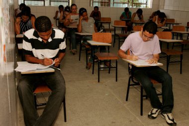 Eunapolis, Bahia / Brezilya - 6 Kasım 2010: Eunapols şehrindeki Ulusal Lise Sınavı 'nda insanlar sınava girerken görülüyor. * * * Yerel altyazı * *