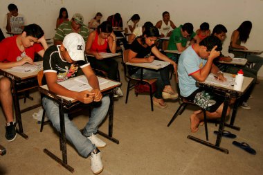 Eunapolis, Bahia / Brezilya - 6 Kasım 2010: Eunapols şehrindeki Ulusal Lise Sınavı 'nda insanlar sınava girerken görülüyor. * * * Yerel altyazı * *