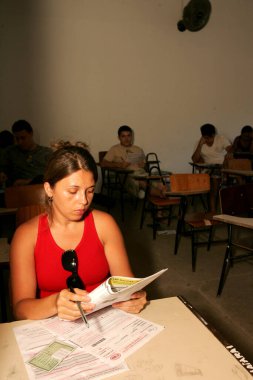 Eunapolis, Bahia / Brezilya - 6 Kasım 2010: Eunapols şehrindeki Ulusal Lise Sınavı 'nda insanlar sınava girerken görülüyor. * * * Yerel altyazı * *