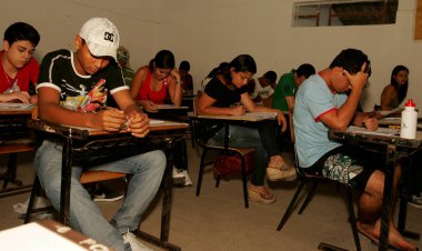 Eunapolis, Bahia / Brezilya - 6 Kasım 2010: Eunapols şehrindeki Ulusal Lise Sınavı 'nda insanlar sınava girerken görülüyor. * * * Yerel altyazı * *