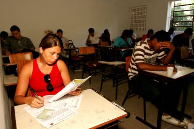 Eunapolis, Bahia / Brezilya - 6 Kasım 2010: Eunapols şehrindeki Ulusal Lise Sınavı 'nda insanlar sınava girerken görülüyor. * * * Yerel altyazı * *