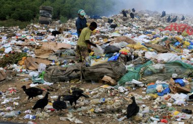 itamaraju, bahia / brrazil - 3 Eylül 2008: İnsanlar itamaraju şehrindeki geri dönüşüm malzemelerini toplamak için çöpleri karıştırıyor.