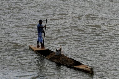 Itamaraju, Bahia / Brezilya - 3 Eylül 2008: Teknenin İtamaraju belediyesindeki Jucurucu Nehri 'nden toplanan kumu taşıdığı görülmektedir. * * * Yerel altyazı * *