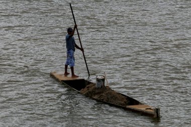 Itamaraju, Bahia / Brezilya - 3 Eylül 2008: Teknenin İtamaraju belediyesindeki Jucurucu Nehri 'nden toplanan kumu taşıdığı görülmektedir. * * * Yerel altyazı * *