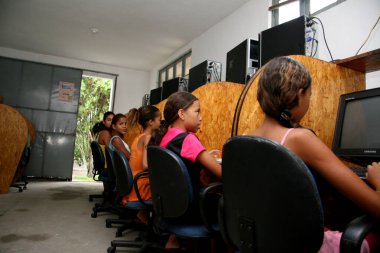 Eunapolis, Bahia / Brezilya - 19 Mart 2008: Eunapolis kentindeki bir bilgisayar dersine sosyal STK projesinden çocuklar katıldı. * * * Yerel altyazı * *