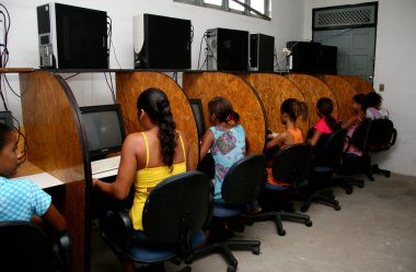 Eunapolis, Bahia / Brezilya - 19 Mart 2008: Eunapolis kentindeki bir bilgisayar dersine sosyal STK projesinden çocuklar katıldı. * * * Yerel altyazı * *