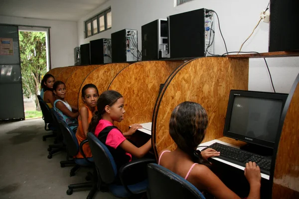 Eunapolis, Bahia / Brezilya - 19 Mart 2008: Eunapolis kentindeki bir bilgisayar dersine sosyal STK projesinden çocuklar katıldı. * * * Yerel altyazı * *