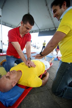Salvador, Bahia / Brezilya - 15 Ekim 2017: Salvador 'da kalp krizi mağdurları için yapılan ilk yardım eğitiminde insanlar görülüyor.