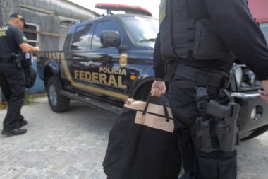 Salvador, Bahia / Brezilya - 13 Kasım 2018: Salvador kentindeki bir banliyö fabrikasında yapılan arama ve el koyma operasyonunda federal polis memurları görüldü. * * * Yerel altyazı * *