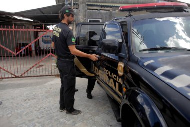 Salvador, Bahia / Brezilya - 13 Kasım 2018: Salvador kentindeki bir banliyö fabrikasında yapılan arama ve el koyma operasyonunda federal polis memurları görüldü. * * * Yerel altyazı * *