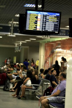 Salvador, Bahia / Brezilya - 5 Mart 2017: Yolcular Salvador şehrinin havaalanındaki havayolu kayıt alanlarında görüldü.