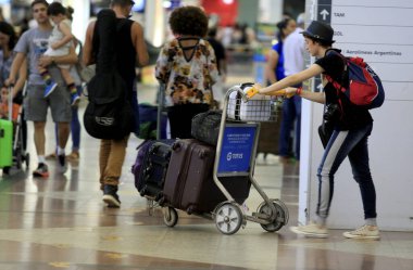 Salvador, Bahia / Brezilya - 5 Mart 2017: Yolcular Salvador şehrinin havaalanındaki havayolu kayıt alanlarında görüldü.