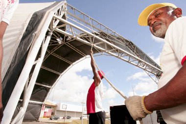 Eunapolis, Bahia / Brezilya - 28 Haziran 2010: Eunapolis şehrinde Sao Pedro onuruna şenlikler düzenleyen işçiler görülüyor. * * * Yerel altyazı * *