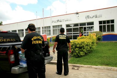 Itapebi, Bahia / Brezilya - 12 Aralık 2008: Devlet fonlarında yolsuzluk şüphesiyle Itapebi belediye binasında arama ve el koyma kararının uygulanması sırasında federal polis memurları görüldü.