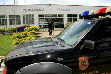 Itapebi, Bahia / Brezilya - 12 Aralık 2008: Devlet fonlarında yolsuzluk şüphesiyle Itapebi belediye binasında arama ve el koyma kararının uygulanması sırasında federal polis memurları görüldü.