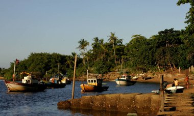 Porto Seguro, Bahia / Brezilya - 26 Şubat 2011: Porto Seguro belediyesinin Caraiva ilçesindeki Caraiva Nehri 'nin sularında kayıklar görülmektedir. * * * Yerel altyazı * * 