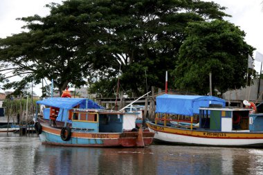 Caravelas, Bahia / Brezilya - 25 Mart 2008: Caravelas limanı yakınlarında balıkçı tekneleri görüldü.