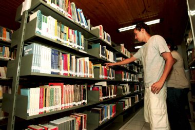 Eunapolis, Bahia / Brezilya - 29 Nisan 2010: Eunapolis 'teki Eyalet Üniversitesi kütüphanesinde insanlar görülüyor.