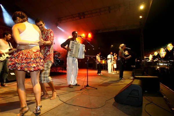 2011年6月23日ブラジル バイーア州イルース イルース市で開催されるサンパウロ ジョアオの祭りでは 人々が踊りを披露したり 丘の上のドレスを着たりしています — ストック写真