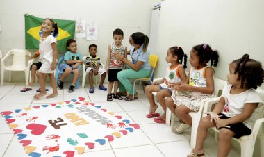 Catu, Bahia / Brezilya - 8 Mayıs 2019: Catu kentindeki sivil toplum kuruluşları tarafından bakılan bir kreşte çocuklar görülüyor. * * * Yerel altyazı * *
