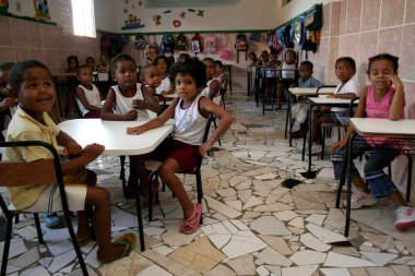 Salvador, Bahia / Brezilya - 1 Mart 2007: Salvador 'da Sussuarana mahallesindeki sivil toplum kuruluşları tarafından bakılan bir kreşte çocuklar görülüyor.