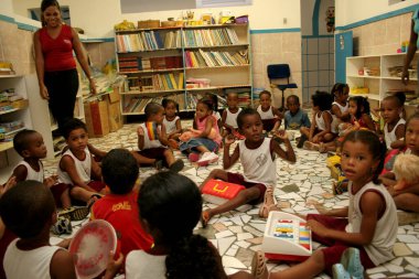 Salvador, Bahia / Brezilya - 1 Mart 2007: Salvador 'da Sussuarana mahallesindeki sivil toplum kuruluşları tarafından bakılan bir kreşte çocuklar görülüyor.