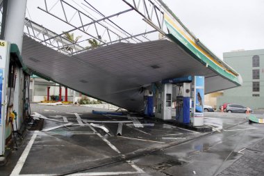 Salvador, Bahia / Brezilya - 4 Ekim 2014: Salvador 'daki Pituba Mahallesi' nde bir benzin istasyonunun çatısı şiddetli rüzgarlar tarafından tahrip edildi.