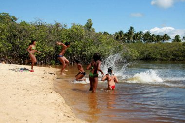 Santa Cruz Cabralia, Bahia / Brezilya - 26 Temmuz 2008: Santa Cruz Cabralia 'nın Santa Cruz bölgesindeki Guaiu Nehri' nin sularında insanlar oynuyor