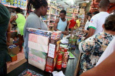 Salvador, Bahia / Brezilya - 21 Haziran 2016: Salvador 'da bir mağazadan müşteriler havai fişek alırken görüldü