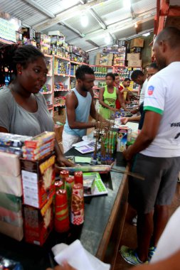 Salvador, Bahia / Brezilya - 21 Haziran 2016: Salvador 'da bir mağazadan müşteriler havai fişek alırken görüldü