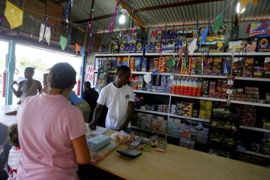 Salvador, Bahia / Brezilya - 17 Haziran 2015: Müşteriler Salvador 'da bir dükkandan havai fişek alırken görüldü.